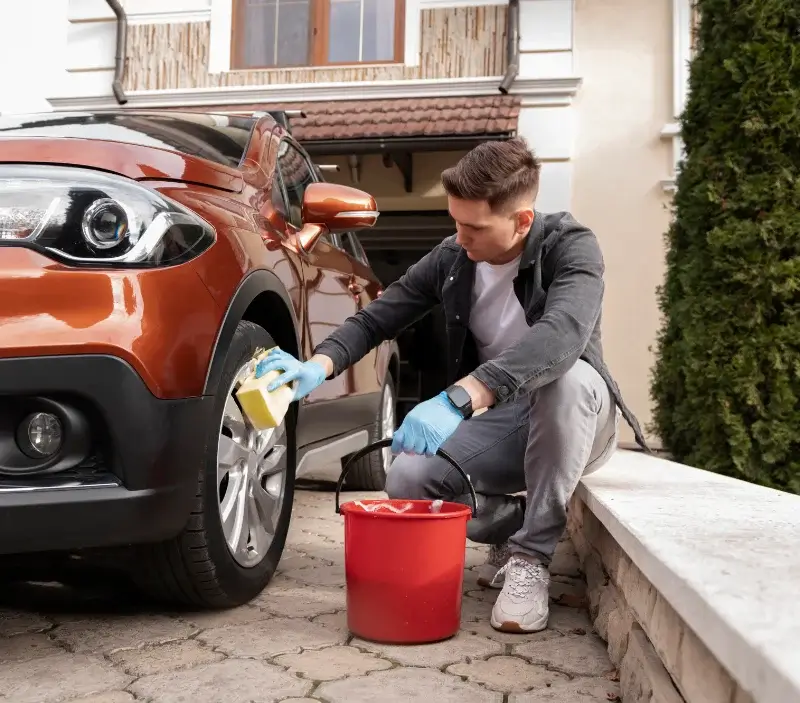 Lavage auto à domicile Lescheroux : professionnel intervenant sur un véhicule